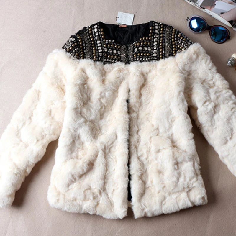 Женское пальто с кроличьим мехом бежевое толстое теплое длинным рукавом и