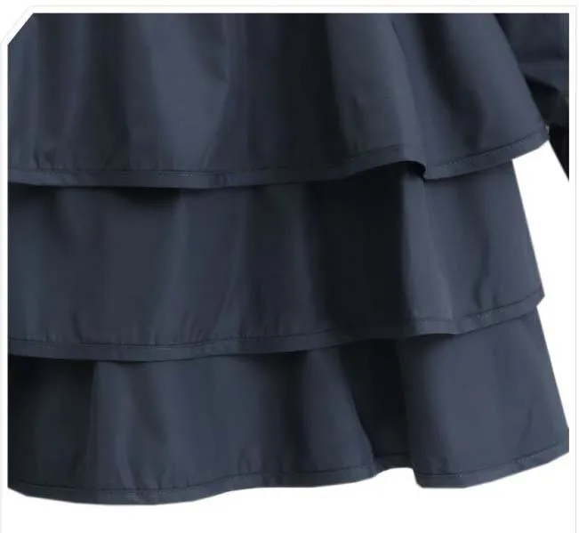 Женское длинное приталенное платье черное однотонное пальто с оборками ветровка