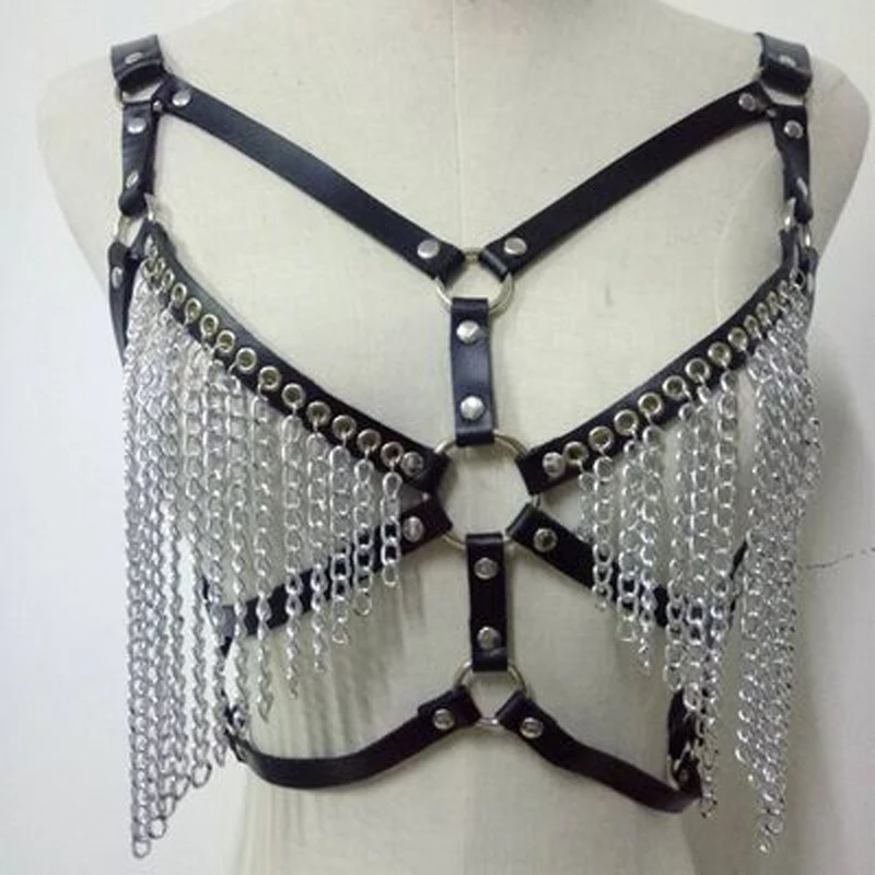 Женский бюстгальтер с металлическими цепочками и кисточками открытый из