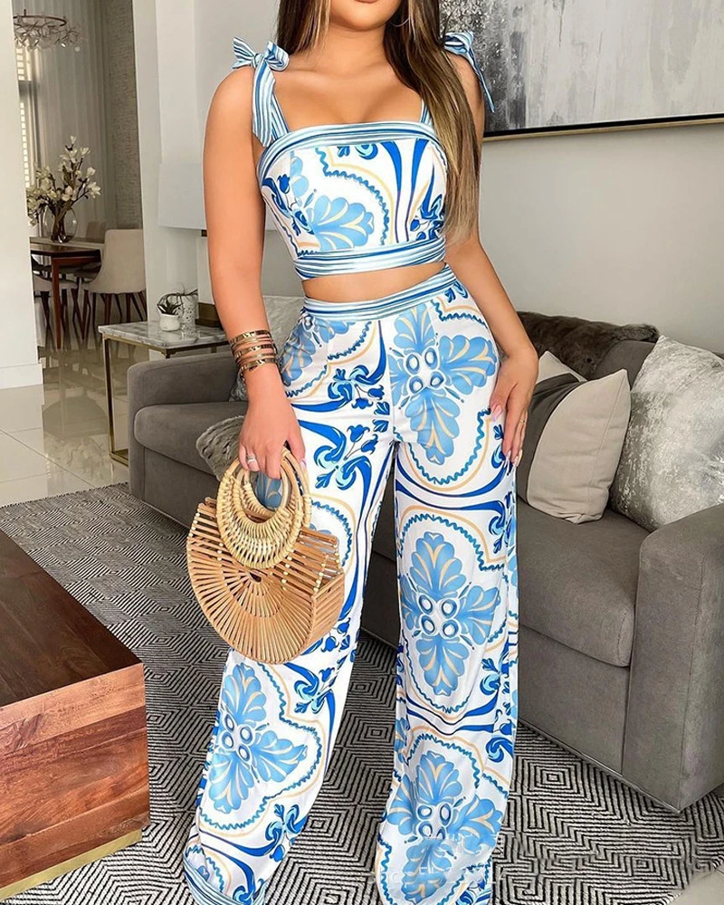 

Женский элегантный комплект из топа на бретелях-спагетти и брюк с широкими штанинами