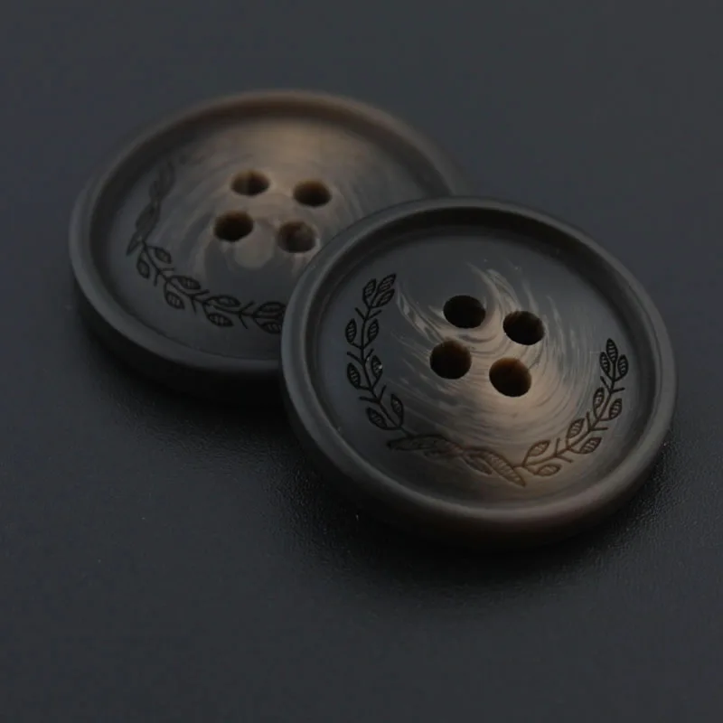 Блейзер-ветровка с круглыми пуговицами брюки коричневого и кофейного цветов на