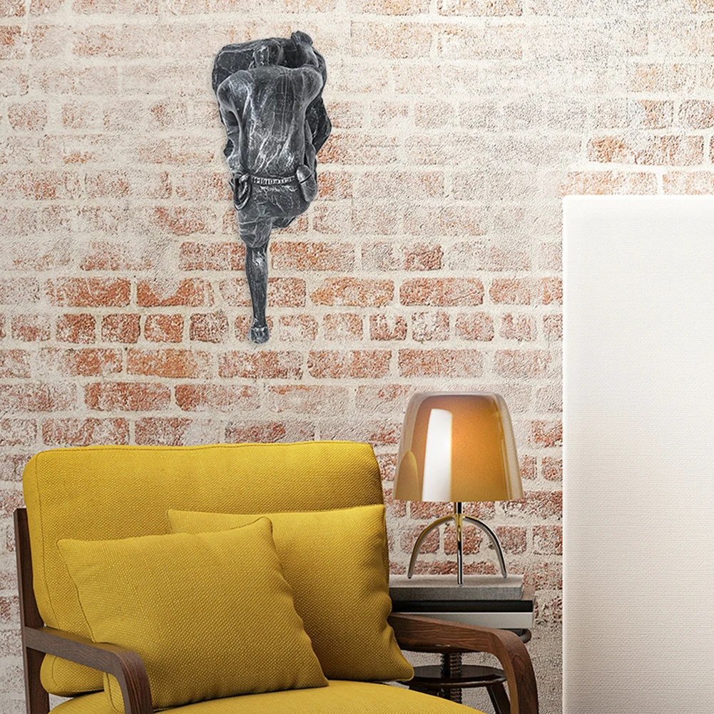 Мужская скалолазанная скульптура в скандинавском индустриальном стиле фон