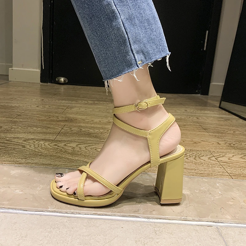 

Сандалии женские с ремешком на щиколотке, босоножки из искусственной кожи с узкими ремешками, выразительная обувь на толстом каблуке с откр...