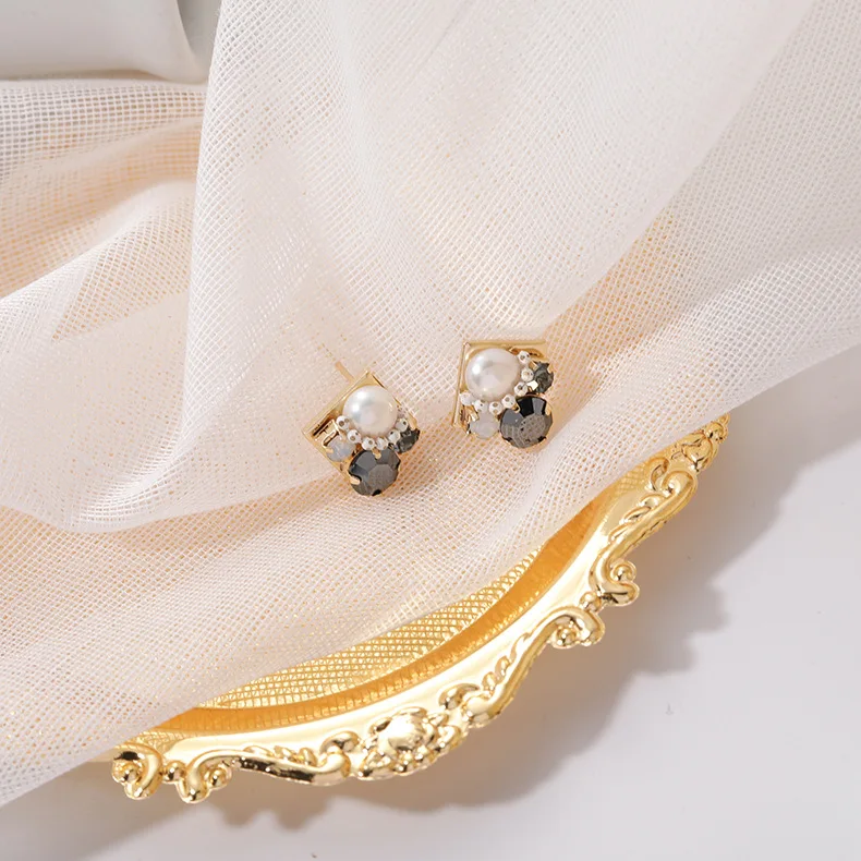 

Small And Simple Set With Simulated Pearl And Rhinestone Square Earrings Stud Earrings For Girl Boucle D'oreille Accessories