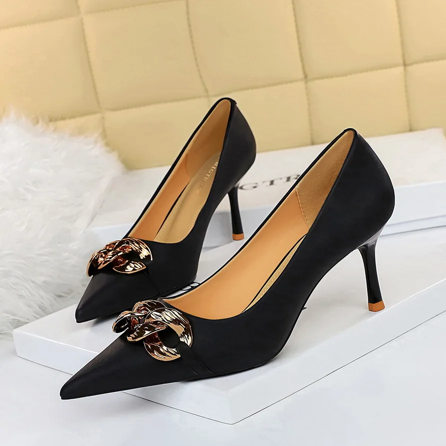 

2022 Woman Fashion Fetish 7cm Low High Heels Scarpins Chain Pointed Toe Shoes Stripper Black Apricot Office Stiletto Party Pumps