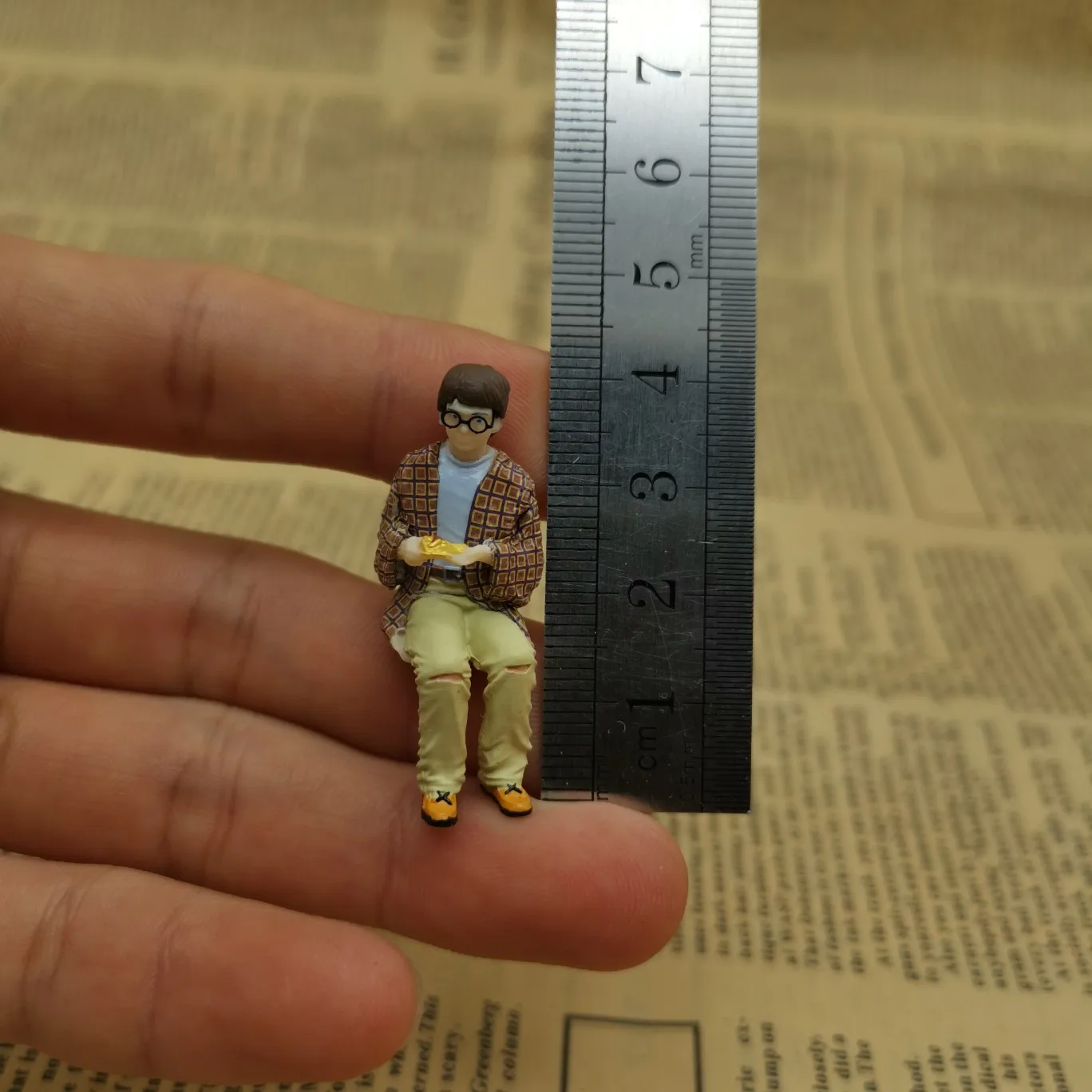 

mini pvc figure littleharry eating cake