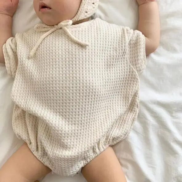 Детский комбинезон в клетку хлопковый с коротким рукавом и вафельным принтом