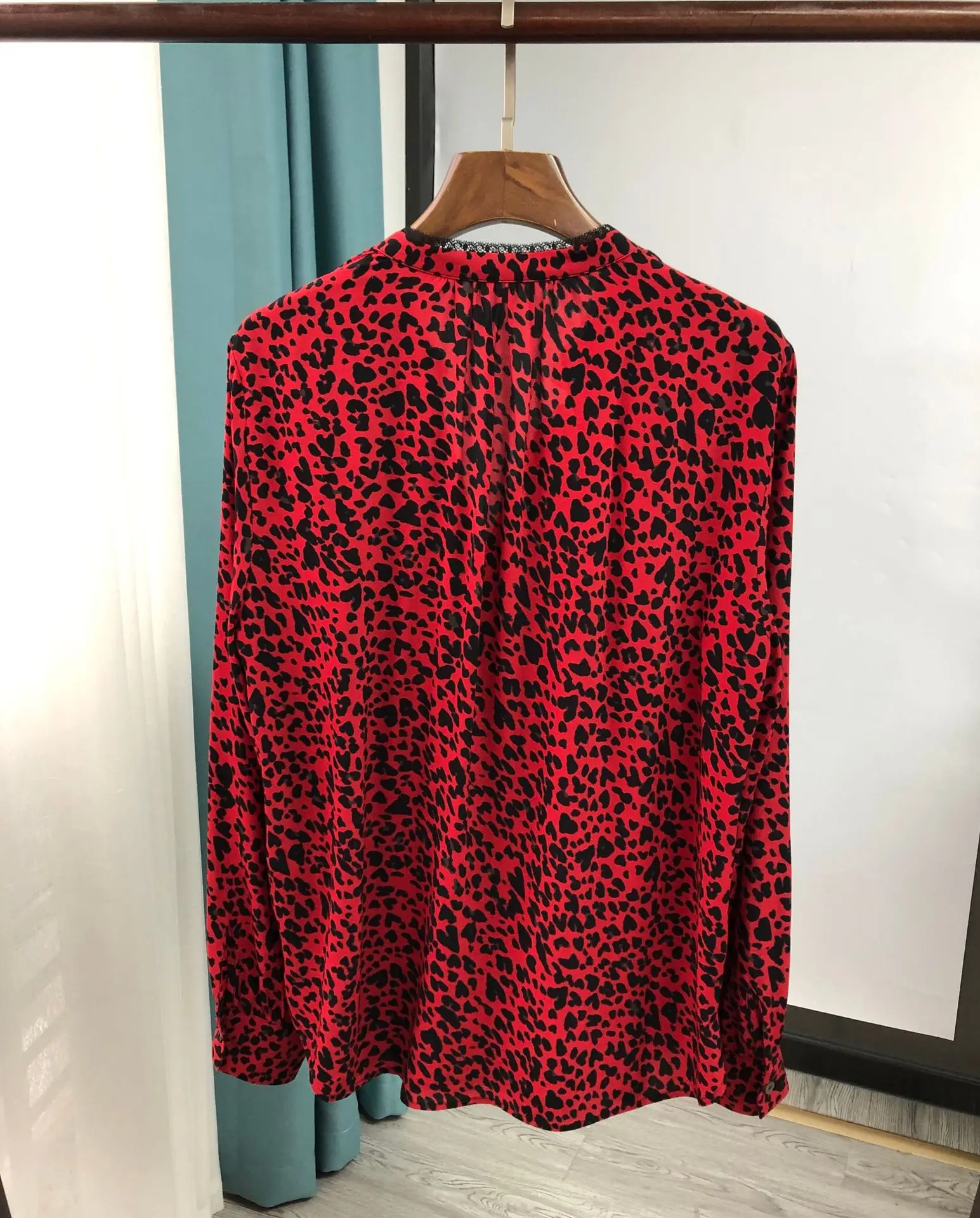 V-Neck Viscose Crepe Top Women Shirt 2021 New Red Leopard Shirt Print Red Tone Is White and Thin