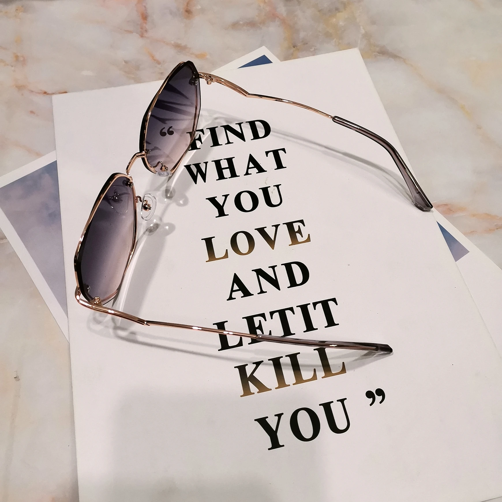 

2021 New Polygonal Luxury Design Sunglasses Fashion Women Net Red Personality Bent Leg Sun Glasses Creative Popular