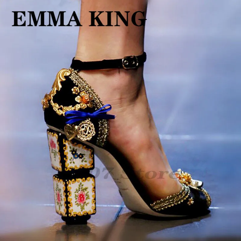 Женские бархатные босоножки с круглым носком золотистые цветочным узором