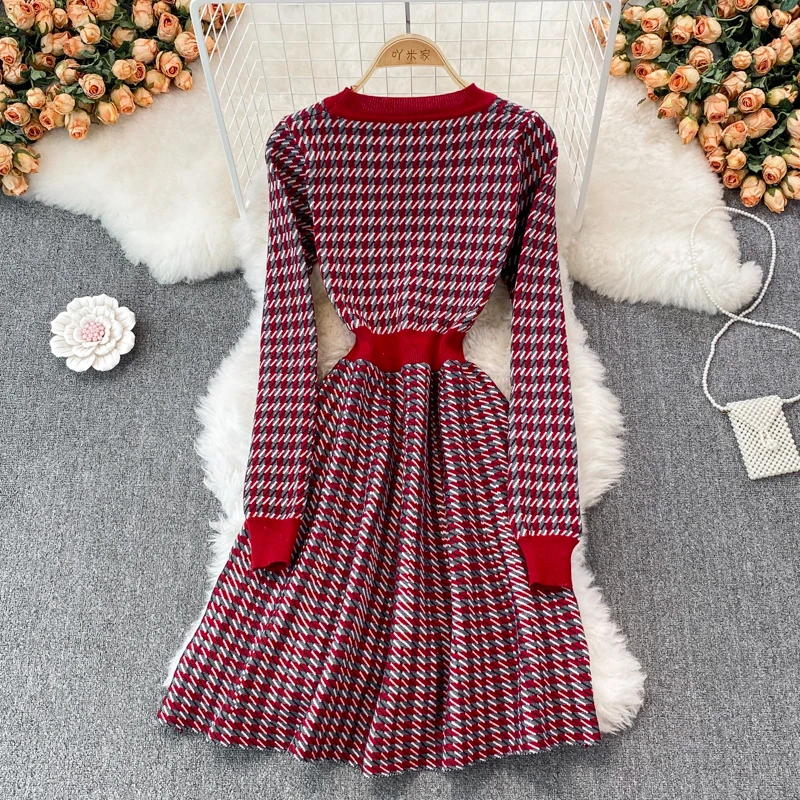 Женское трикотажное платье-свитер в клетку красное контрастное Повседневное