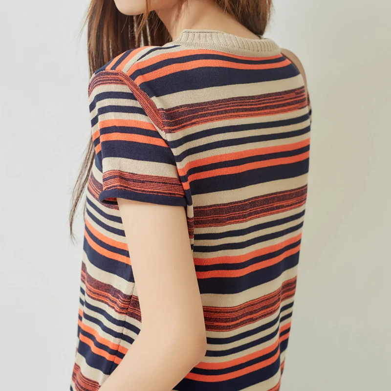 Женская футболка контрастного цвета в радужную полоску с коротким рукавом