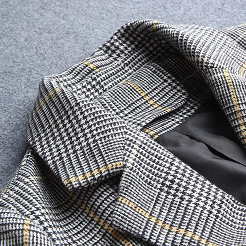 Женское шерстяное пальто средней длины элегантное в полоску с отложным