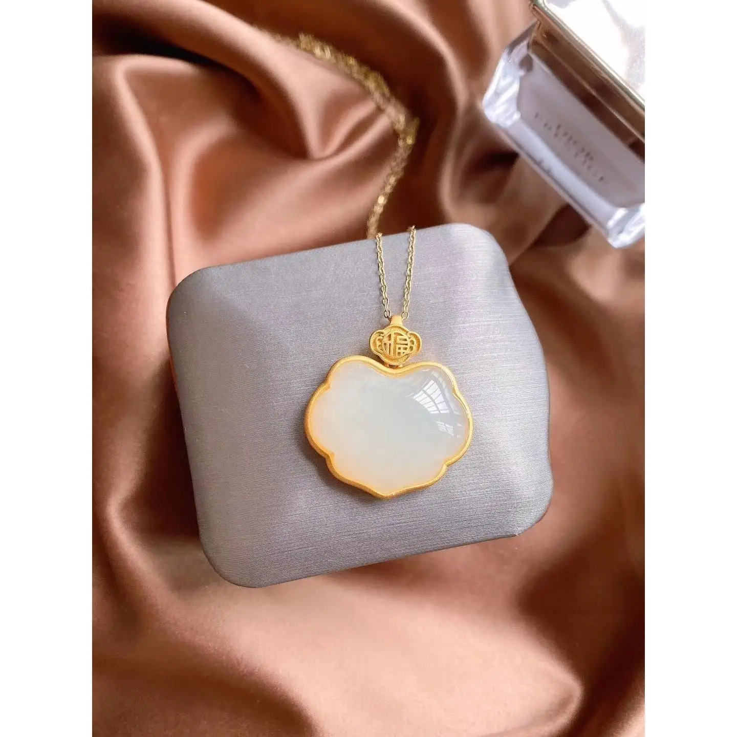 

S925 Sterling Silver Gilding Ruyi Lock Head Inlaid Natural Hetian Jade Small Lock Pendant Necklace Women's Necklace