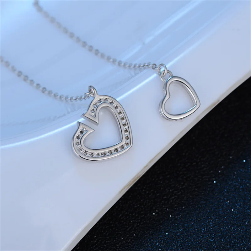 

Женское колье из серебра 925 пробы с бриллиантами и застежкой в форме сердца