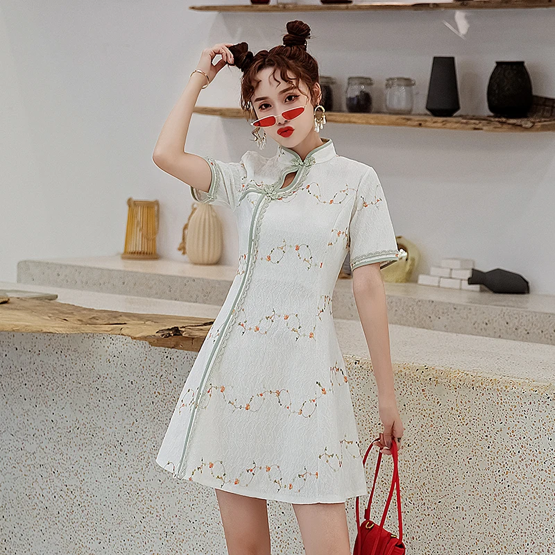 

To film in the new Chinese retro cheongsam modified lace dress summer show thin waist temperament