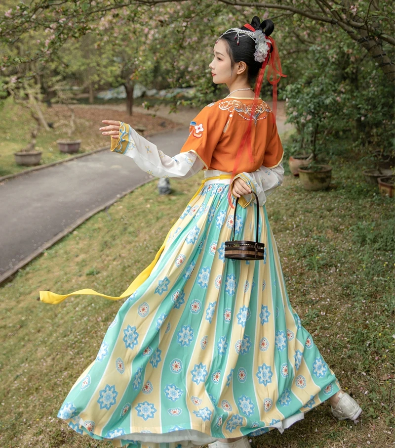 Традиционное платье ханьфу в китайском стиле женское с вышивкой династии песни