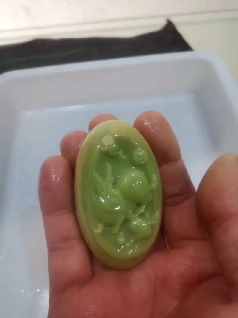 Натуральный блестящий камень заяц амулет светящийся ночью кулон флюорит кролик