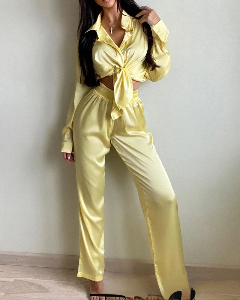 

Модный женский желтый костюм для отдыха на раннюю осень 2021