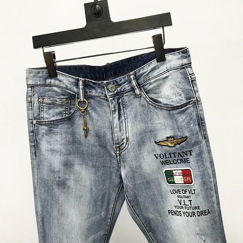 

2021 summer slim stretch pants men's badge embroidery youth feet light blue jeans fashion brand