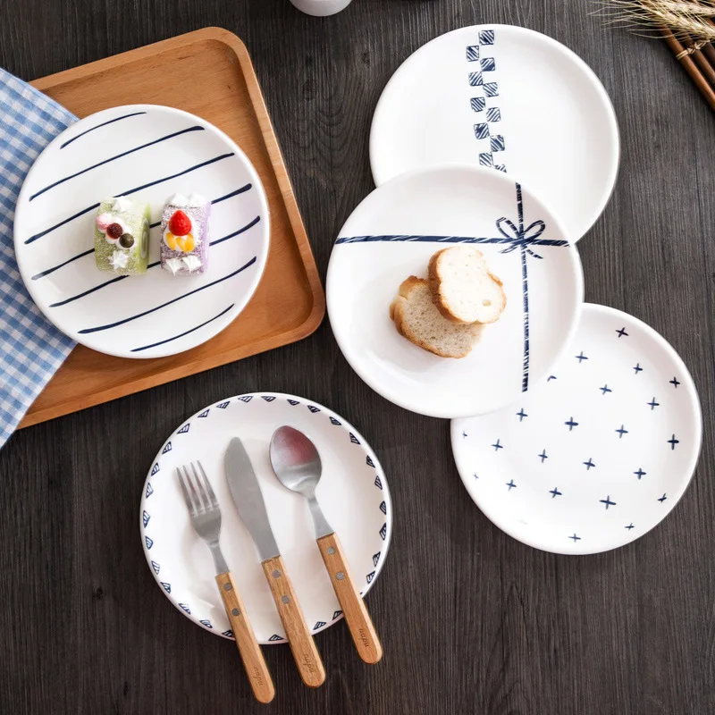 Керамическая тарелка круглой формы в скандинавском стиле короткая