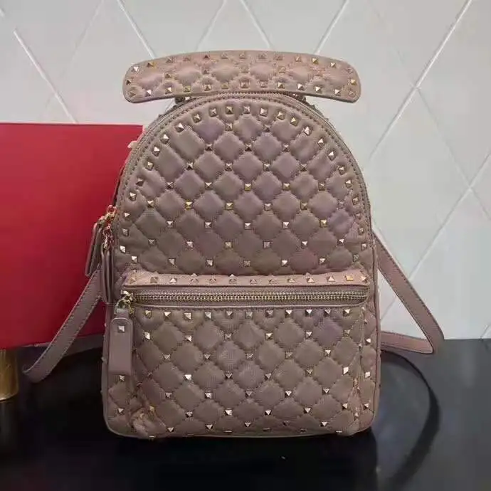 Процесс квилтинга украшенный маленькими заклепками стеганые рюкзаки из вощеной