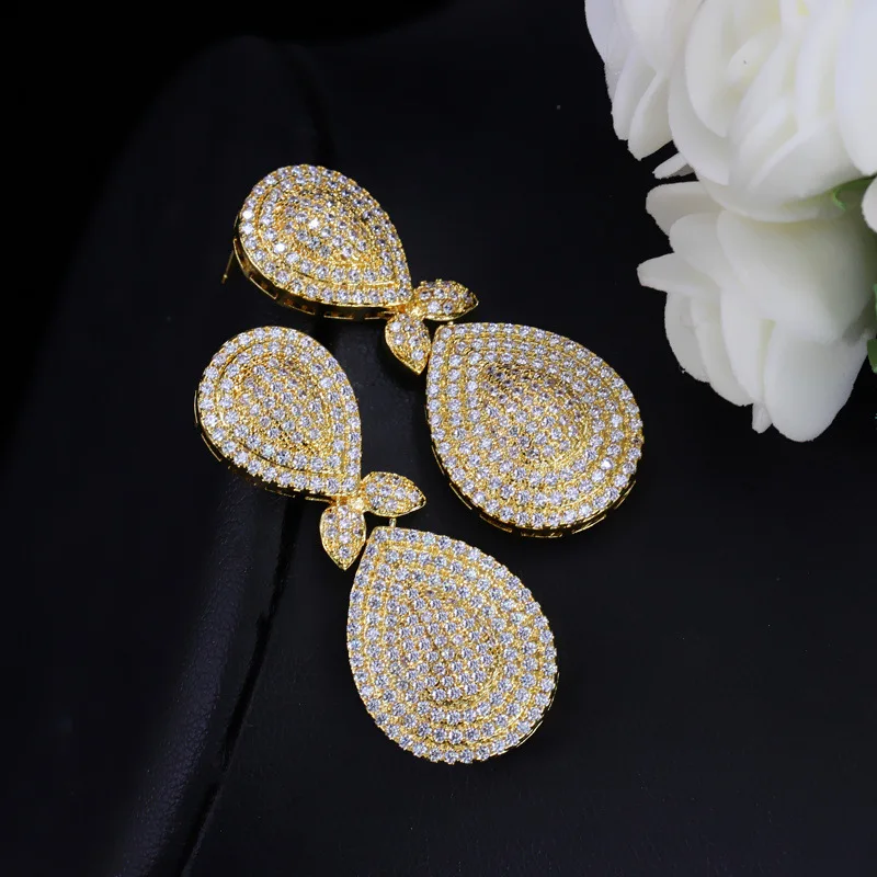 Женские серьги с кристаллами и фианитами золотого цвета | Украшения аксессуары