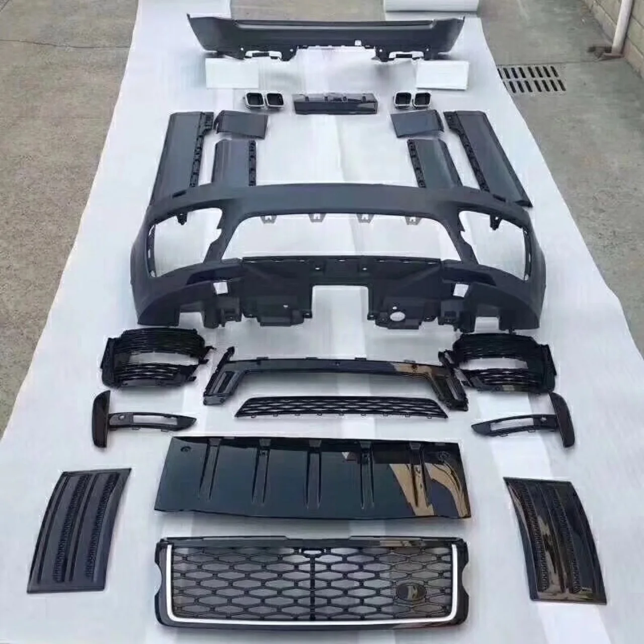 

2020 Fit For Big Range Rover Svo Surround Executive Refit / Front and Rear Bumper Middle Net Tail Throat