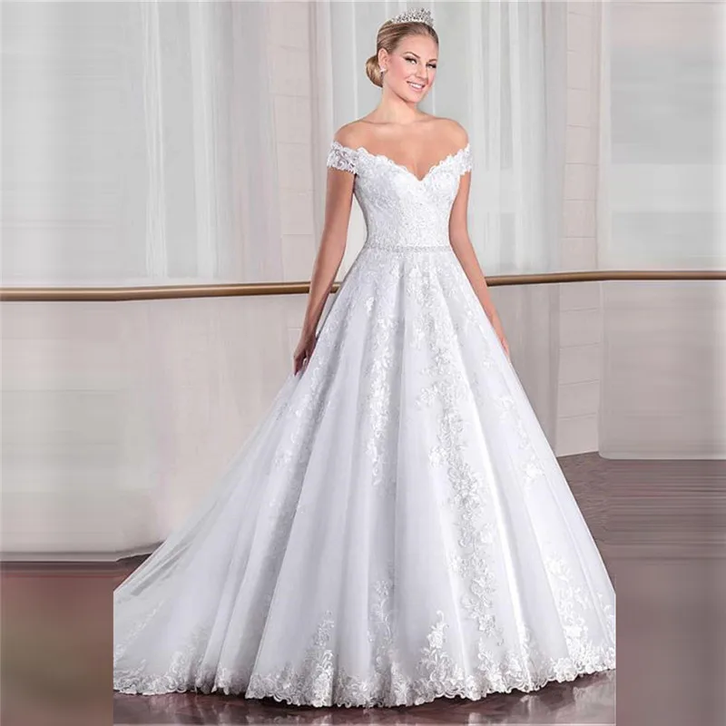Свадебное платье с открытыми плечами короткими рукавами кружевной аппликацией