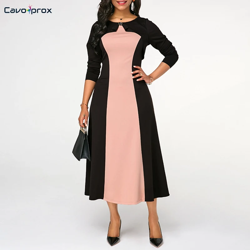 Женское платье с круглым вырезом и цветными блоками украшенное стразами офисное