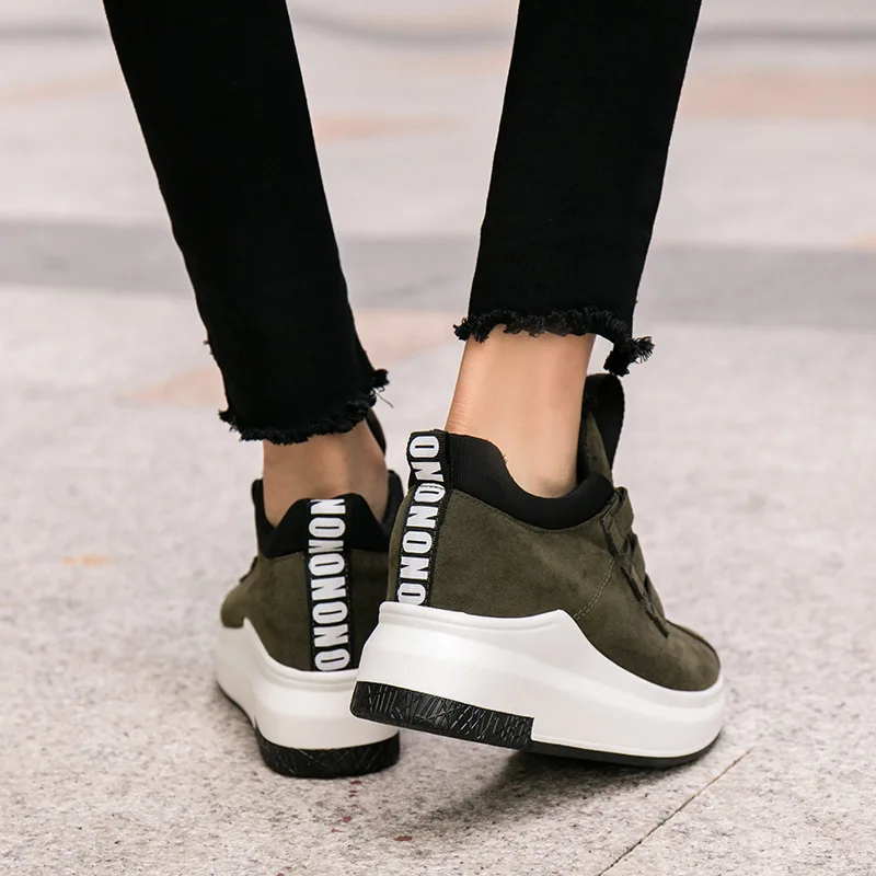 Женские замшевые кроссовки на танкетке мягкие уличные Скрытые туфли платформе