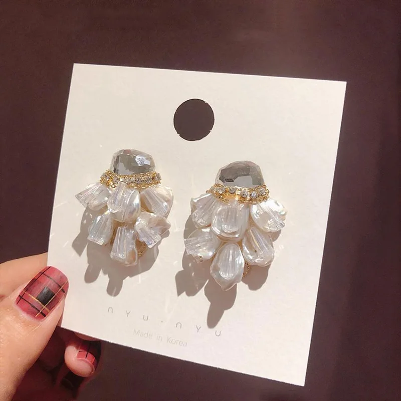 

2020 Japan Korean Baroque Handmade Freshwater Pearl Stud Earrings For Women Shiny Crystal Jewelry Fashion Oorbelle