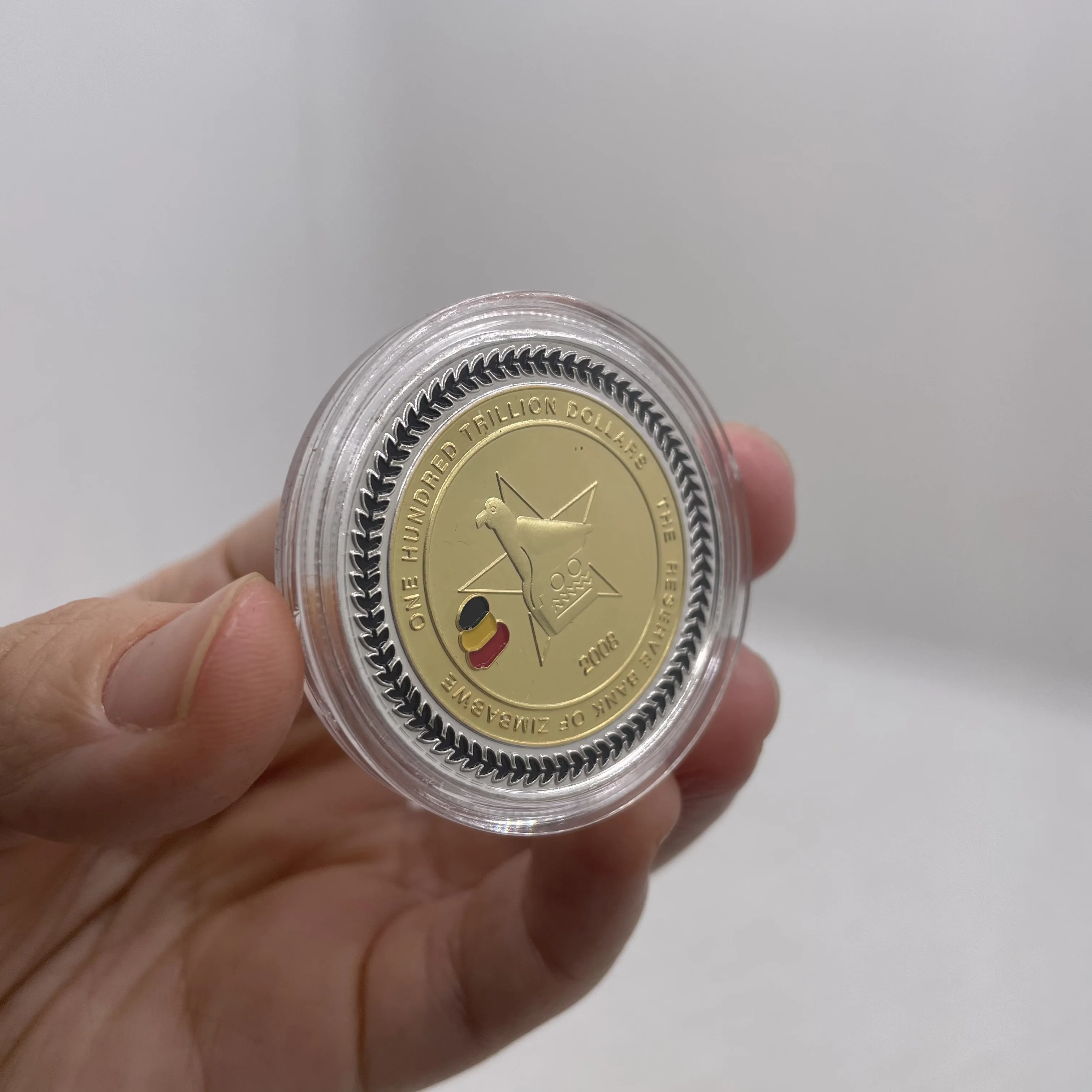 Сто триллиона долларов Зимбабве пять животных голова монета с черной коробкой