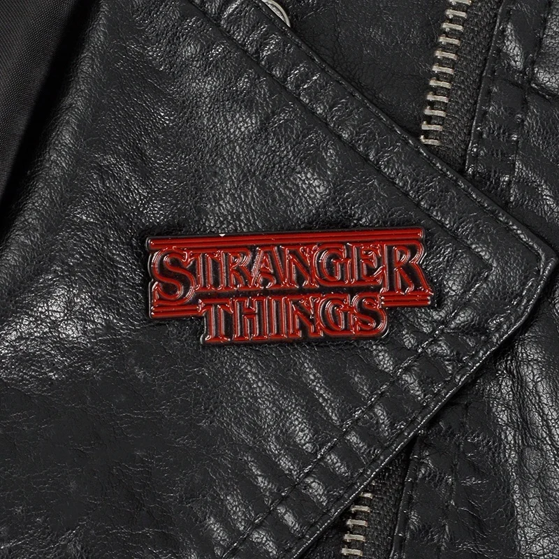 Эмалированная булавка в стиле фильма очень странные дела | Украшения и