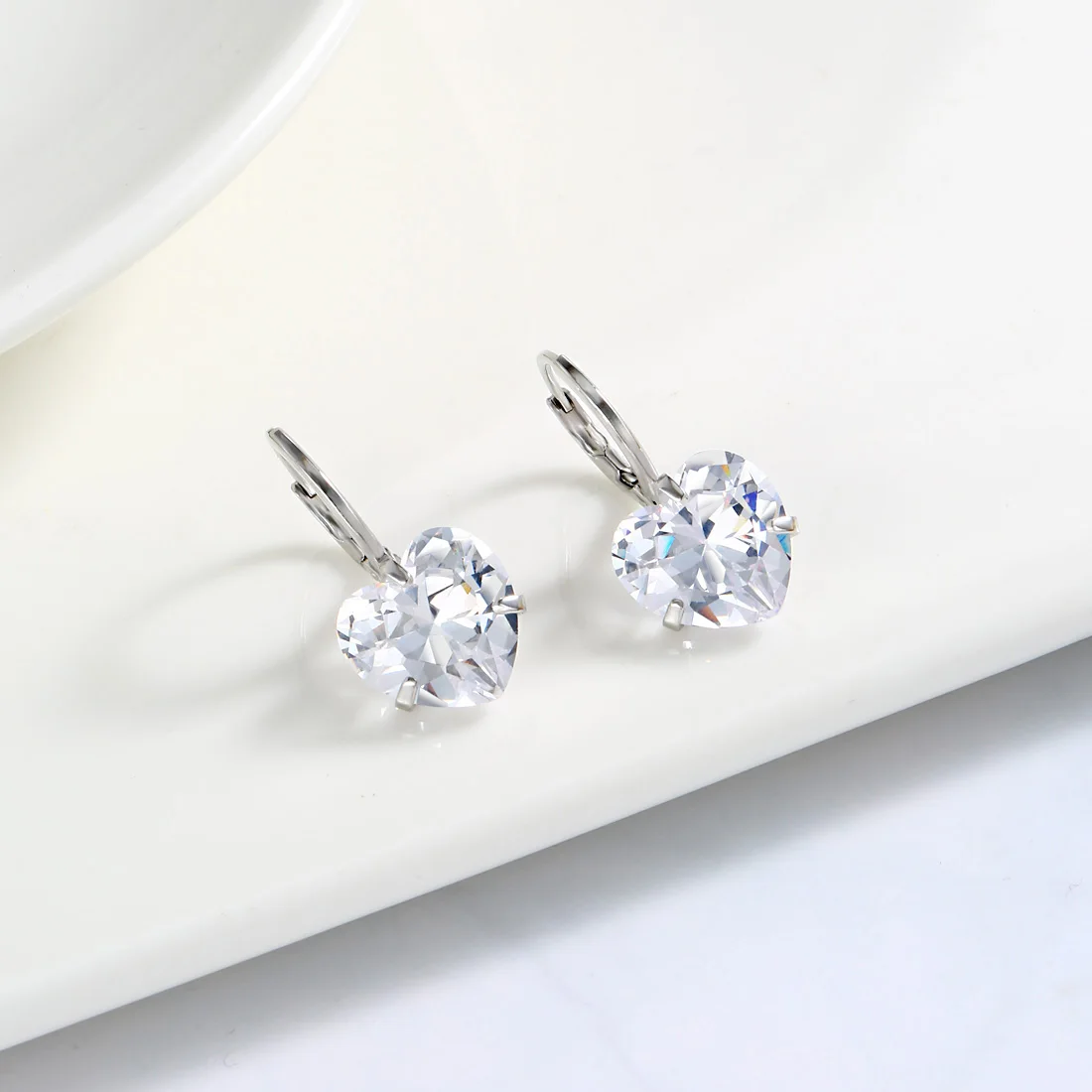 Neoglory Топ белого цвета с сердечками и крюк из циркония серьги для женщин покрытие