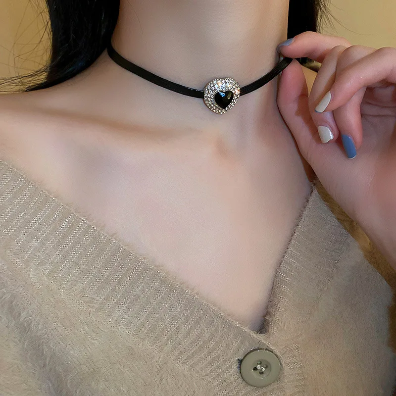 

Korean New Trendy Black Leather Rope Rhinestone Heart Charms Choker Necklace For Women Sexy Jewelry Collares Wholesale