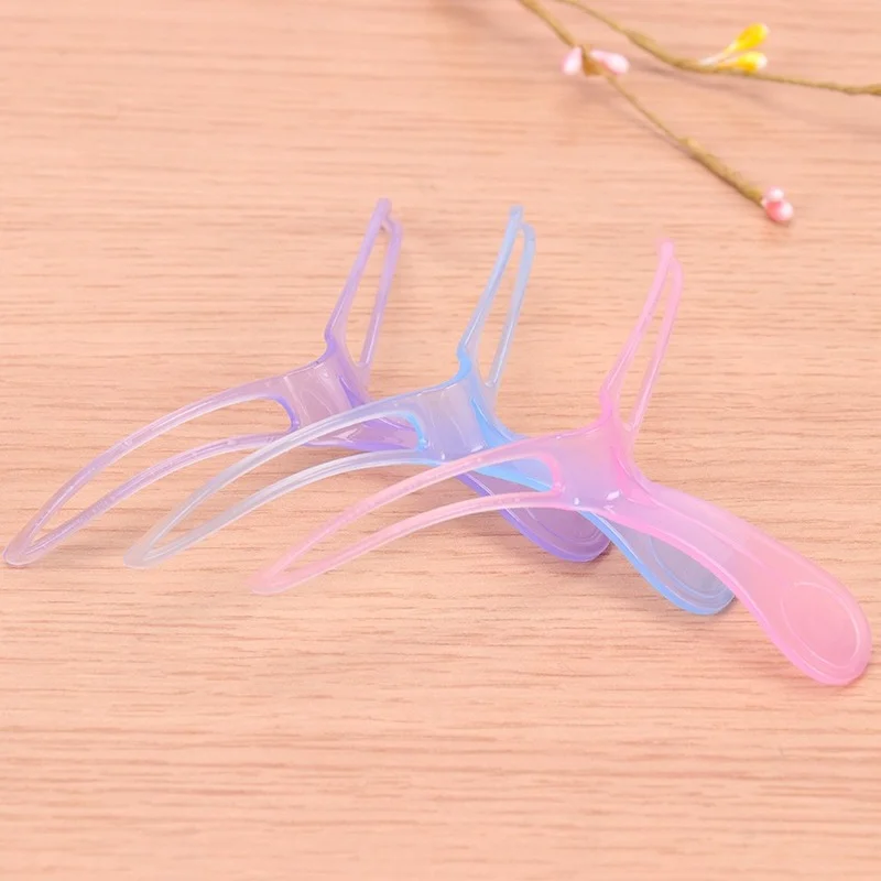 

2PCS Random Color Creative Popular Eyebrow Shaping Stencil Women Lady Eyebrow Shaper Makeup Tools and Accessories Beauty Tools
