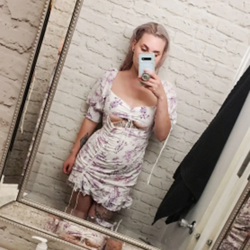 Стильное шикарное фиолетовое мини платье с цветочным принтом на завязках