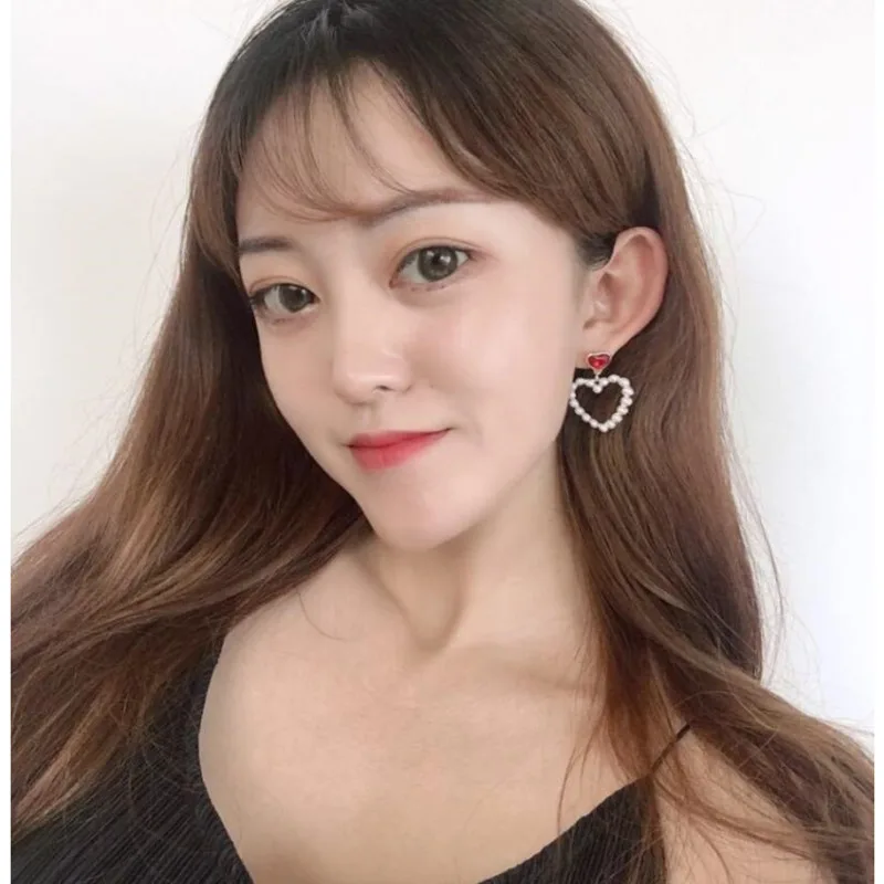 

Sweet Rhinestone Red Heart Pearl Earrings For Women Hollow Dangle Earring Simple Korean Statement Wedding Jewelry Party Gift