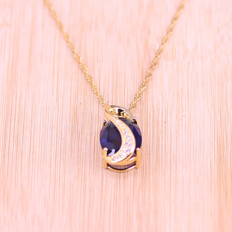 Женский ювелирный комплект из колье серёг и браслета