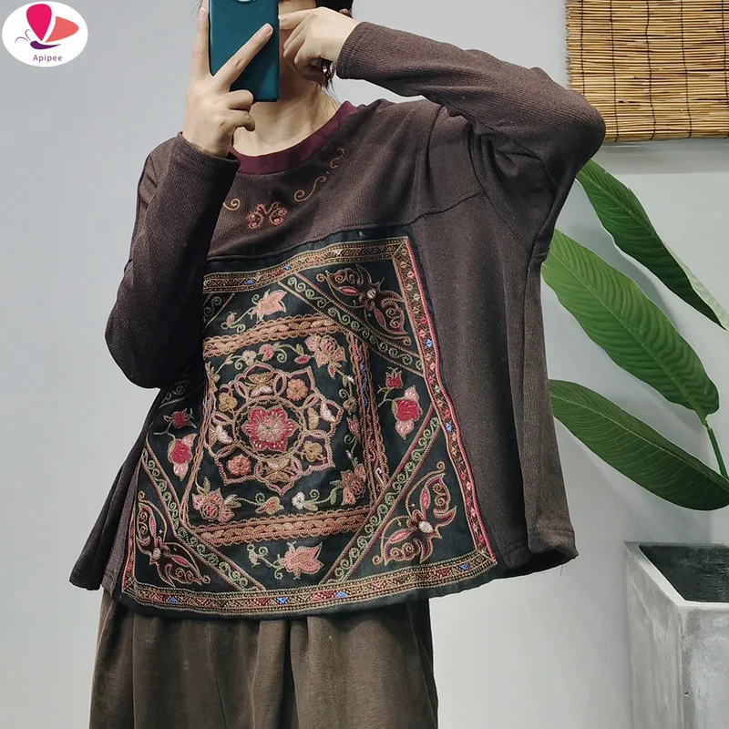 

APIPEE Women Embroidered Brushed T-shirt Cotton Vintage Loose O-Neck Long Sleeve T-shirts 2021 Autumn New Chinese Style Tees