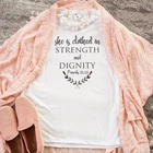 Футболка с надписью She Is одета в силу и достоинство, Притчи 31:25