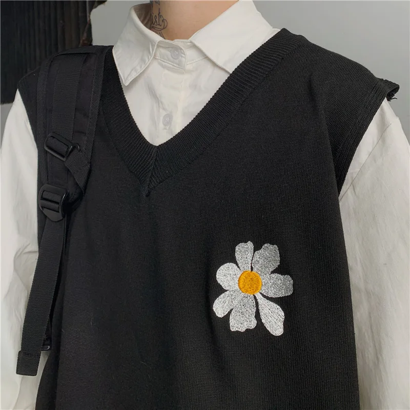 Женский трикотажный свитер без рукавов с цветочной вышивкой |