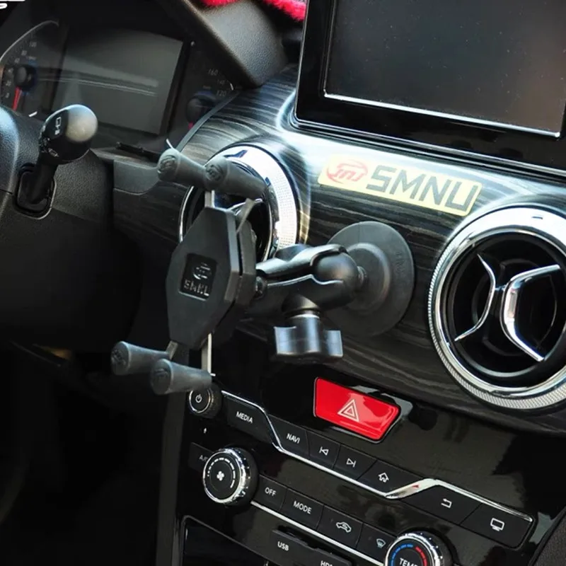 В приборной панели автомобиля гибкое клейкое крепление с универсальным