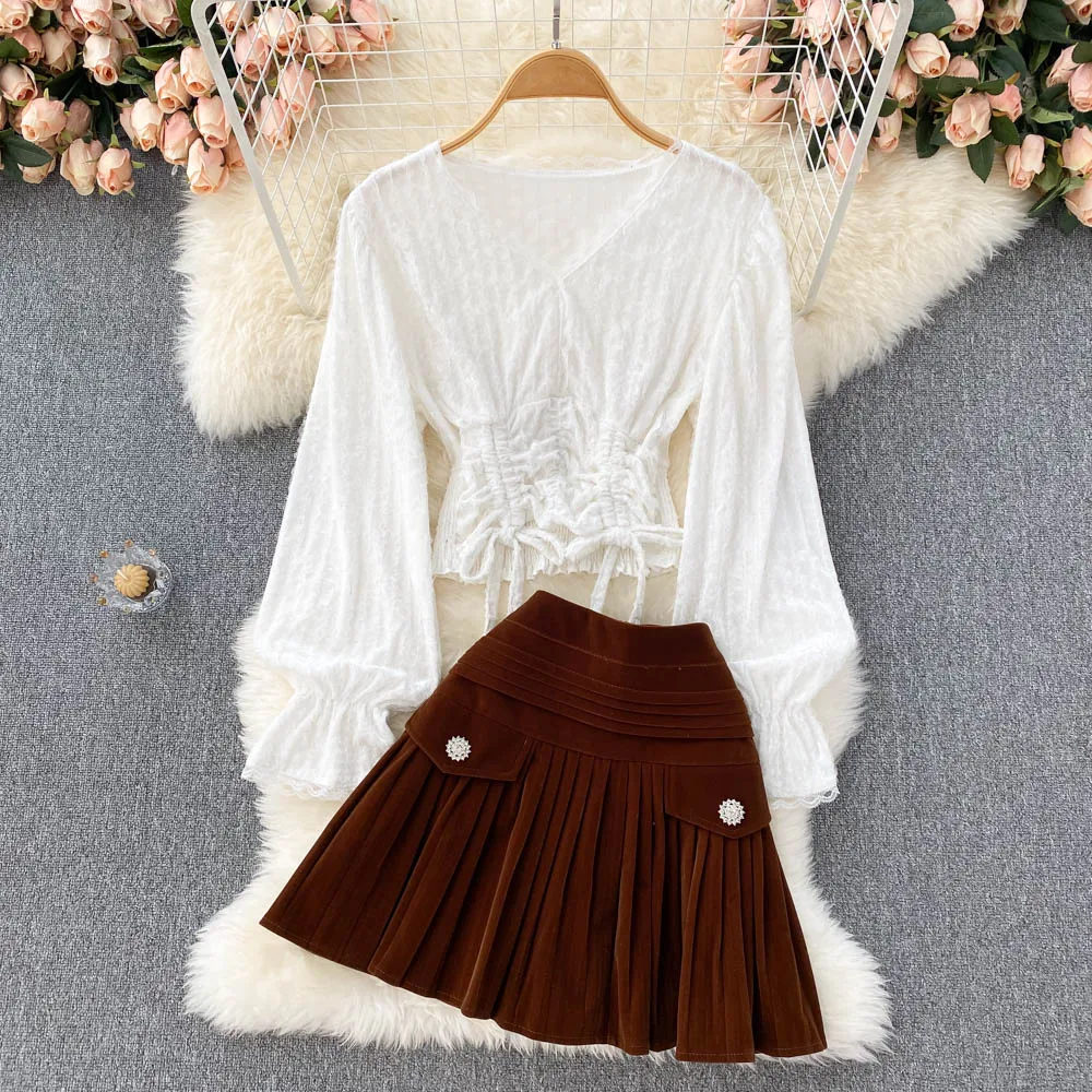 

Облегающая универсальная короткая рубашка с V-образным вырезом и рукавами-фонариками, высококлассная бархатная плиссированная юбка, компл...