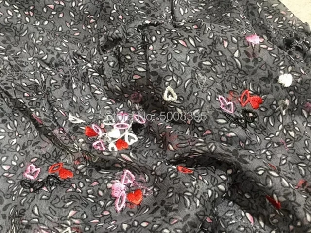 Серое платье миди с принтом воротник-рубашка пуговицами короткие рукава