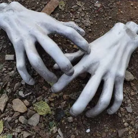 Прямая поставка, украшение на Хэллоуин, реалистичный каркас в натуральную величину для рук, пластиковая искусственная человеческая рука, искусственная рукоятка зомби, фотореквизит