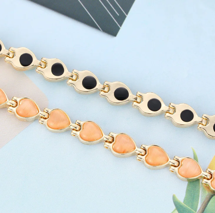 Браслет с персиковым сердечком и золотым покрытием |