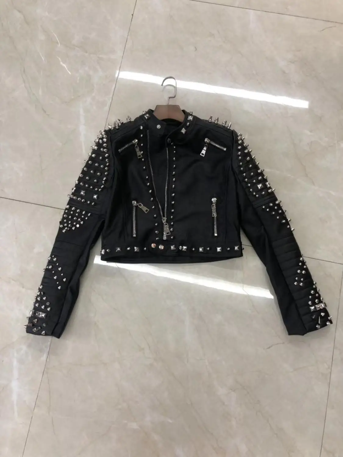 Женская куртка из искусственной кожи с заклепками и бисером короткая в стиле