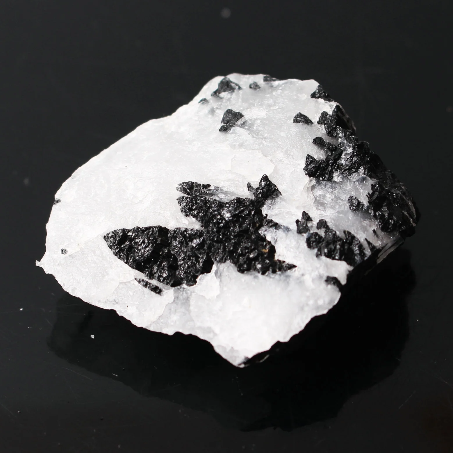 1 шт. натуральный кристалл белый кварц с черным Турмалин необработанный камень